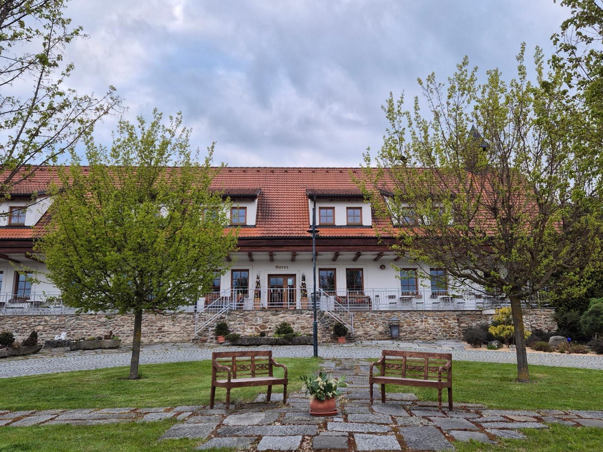Hotelovy A Jezdecky Areal Dvur Krutenice Exterior photo
